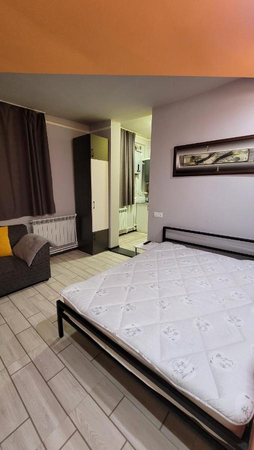 Мини Дом Целиком Около Мед Центра Астхик Hotel Yerevan Ngoại thất bức ảnh